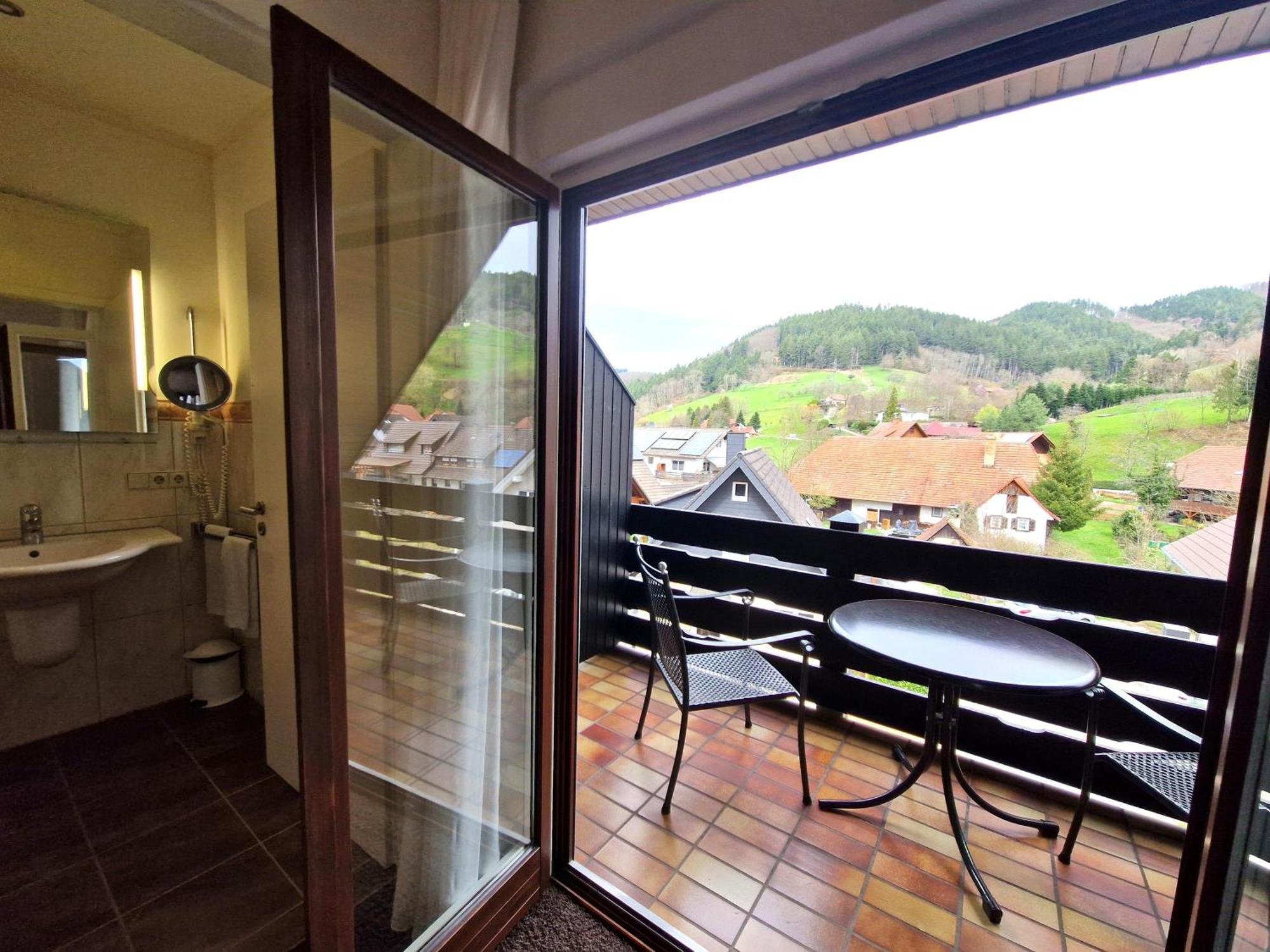 Mosers Blume Relax & Genuss Hotel ฮาสลัค อิม คินซิกทัล ภายนอก รูปภาพ